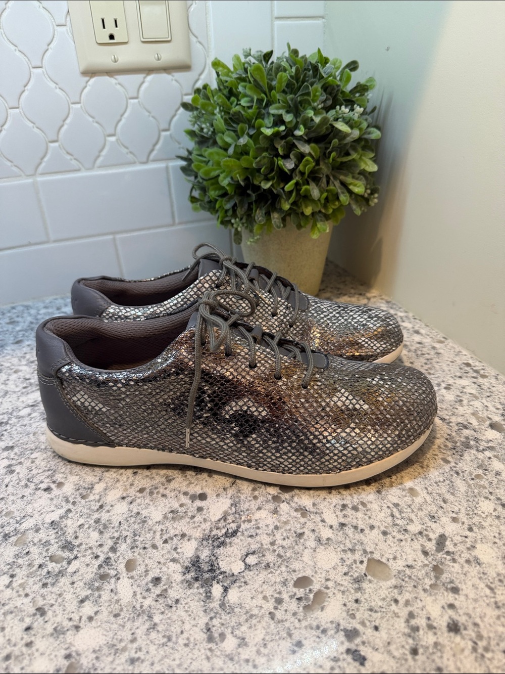 Alegria Womens  Essence Posh Pewter Silver Python Leather Shoes Sz 42